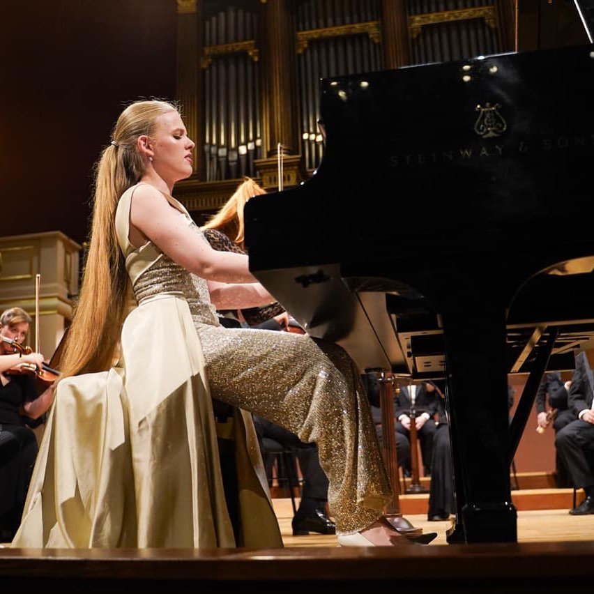 The long-awaited debut of @eva_gev in Prague happened on Tuesday May 11th at the magnificent Rudolfinum. She performed Mozart Piano Concerto No. 27 and Beethoven Piano Concerto No.1 alongside the @pko_prazskykomorniorchestr , led by concertmaster Lud