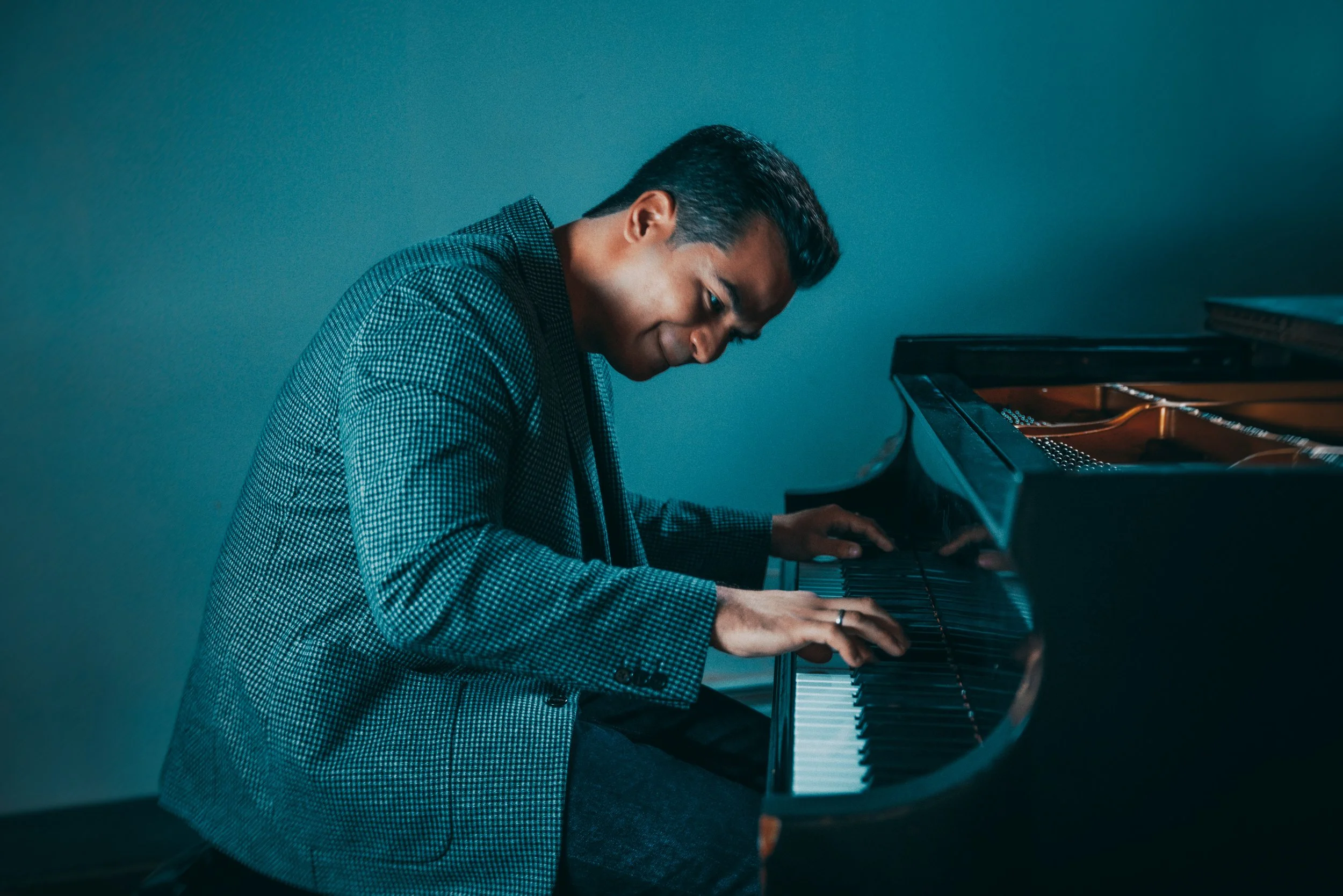 AhmedAlom_Portrait_1_Web.jpg
