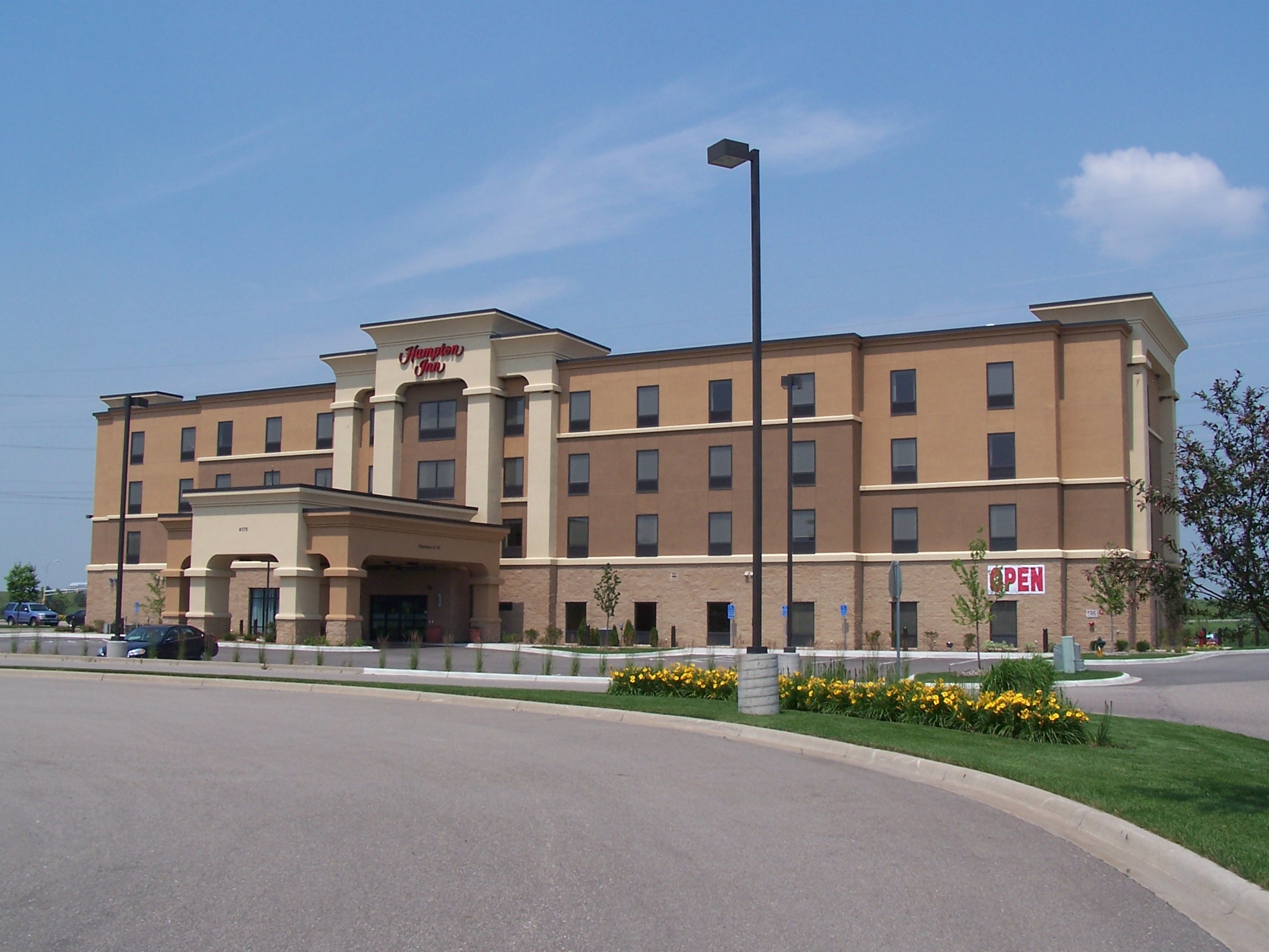 Outside view of the Hampton Inn & Suites in Shakopee, MN