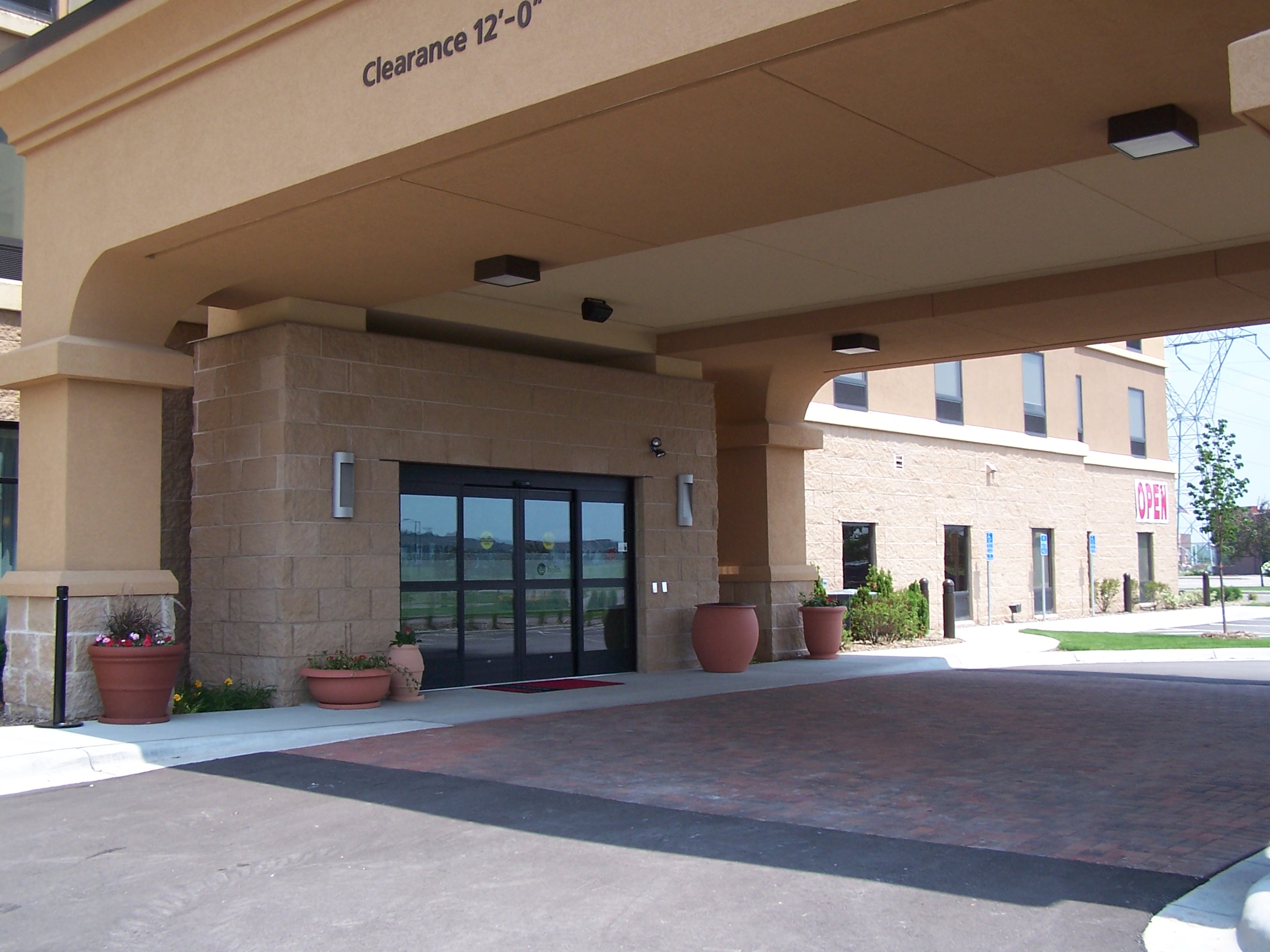 Front entrance to the Hampton Inn & Suites in Shakopee, MN