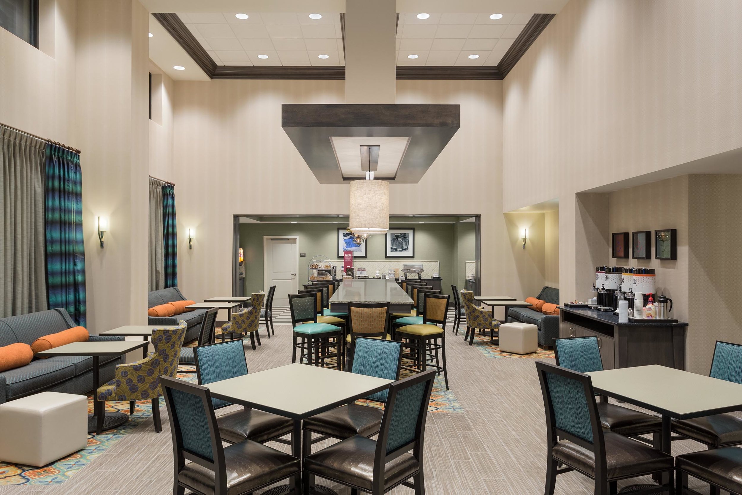 Breakfast seating area in the Hampton Inn & Suites in West Des Moines, IA