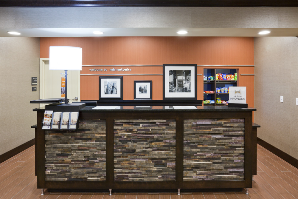 Front desk in the Hampton Inn in Minnetonka, MN