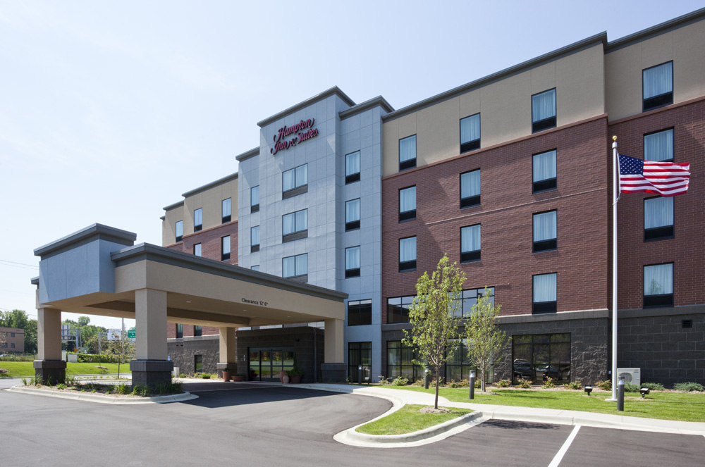 Outside view of the the Hampton Inn in Minnetonka, MN