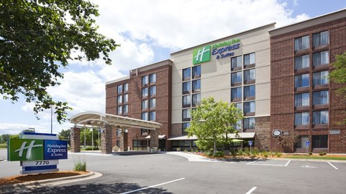 Outside view of the Holiday Inn Express in Bloomington, MN