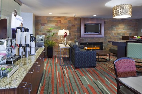 Breakfast and seating area in the Holiday Inn Express in Bloomington, MN