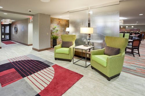 Lobby seating area in the Holiday Inn Express in Bloomington, MN