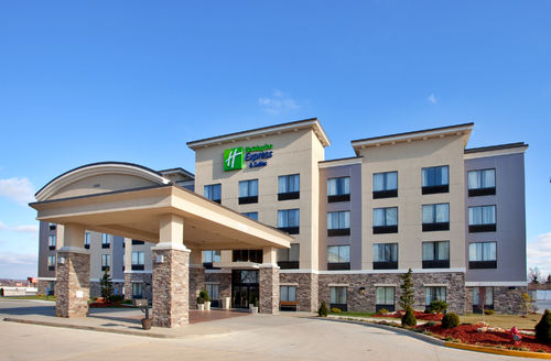 Outside view of the Holiday Inn Express in Festus, MO