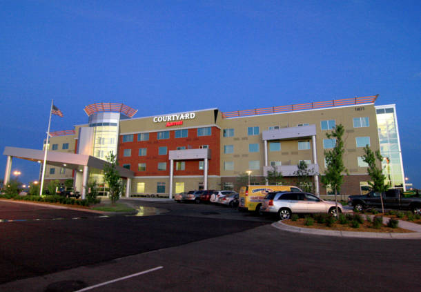 Night time view of the Courtyard Marriott in Maple Grove, MN
