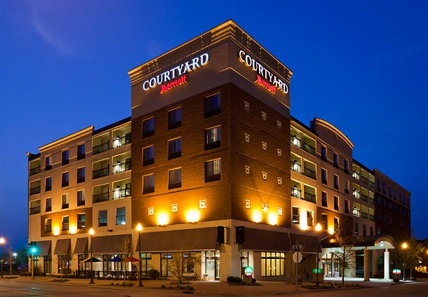 Night time outside view of the Courtyard by Marriott Mayo Clinic Area/ Saint Mary’s In Rochester, MN