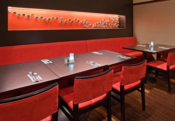 Breakfast seating area in the Courtyard by Marriott Mayo Clinic Area/ Saint Mary’s In Rochester, MN
