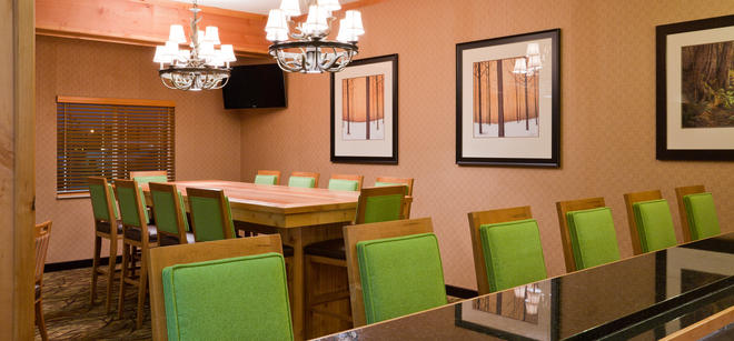 Breakfast seating area in the the Souris Valley Suites in Minot, ND