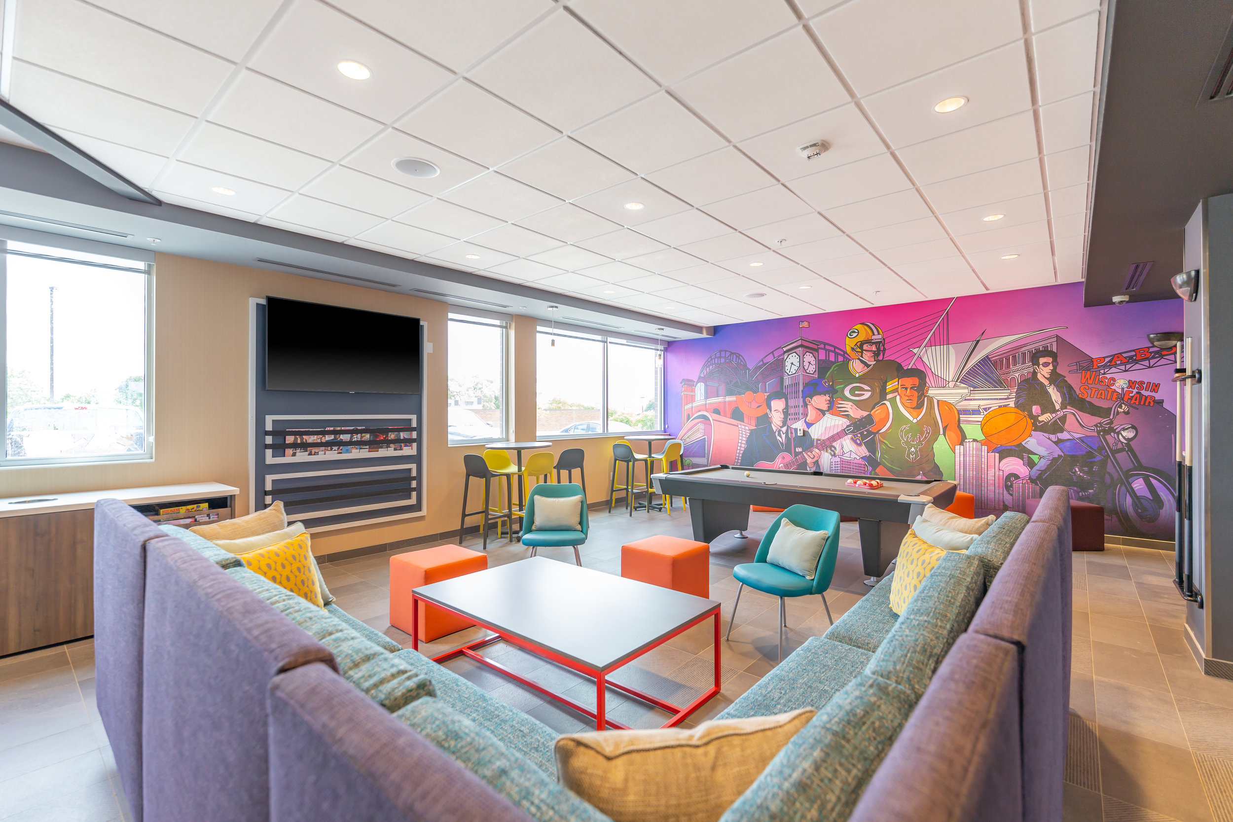 Lunge/hangout area in Tru by Hilton in Brookfield, WI