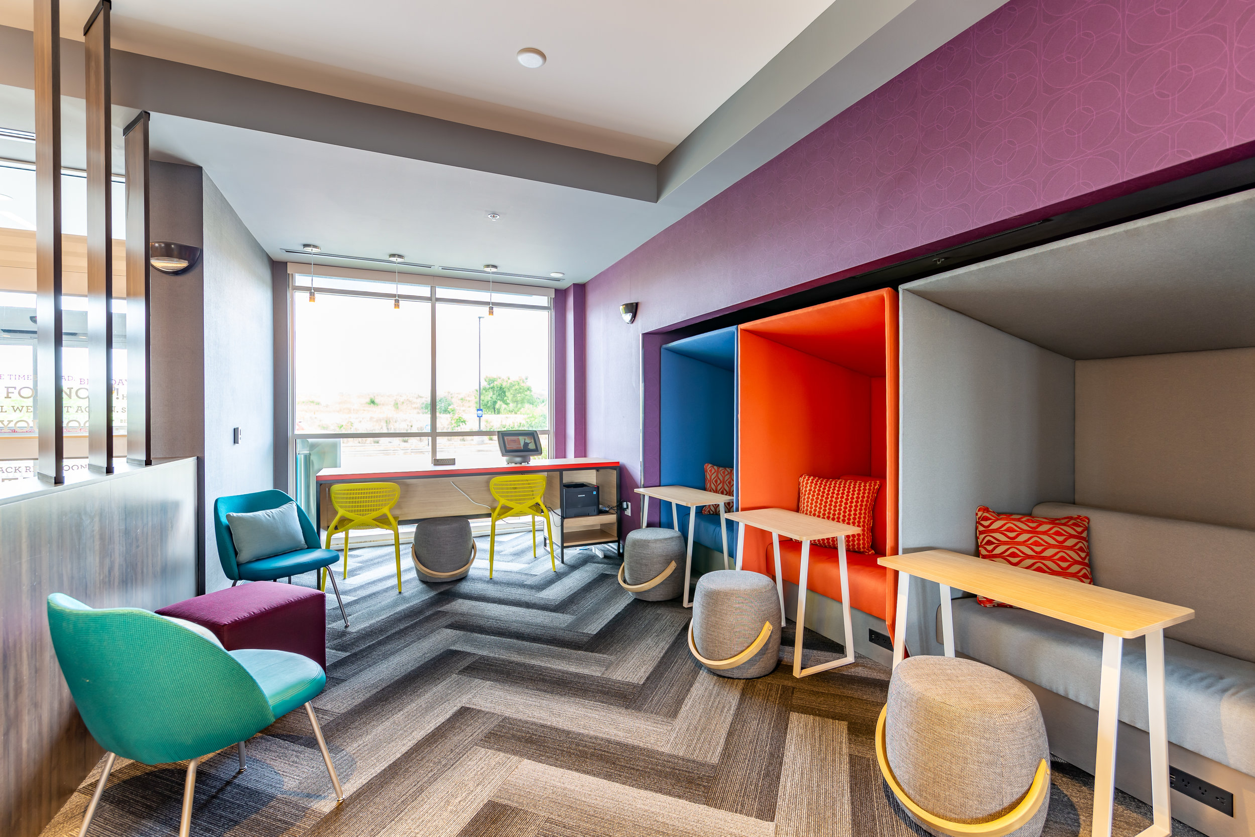 Lunge/hangout area in Tru by Hilton in Brookfield, WI