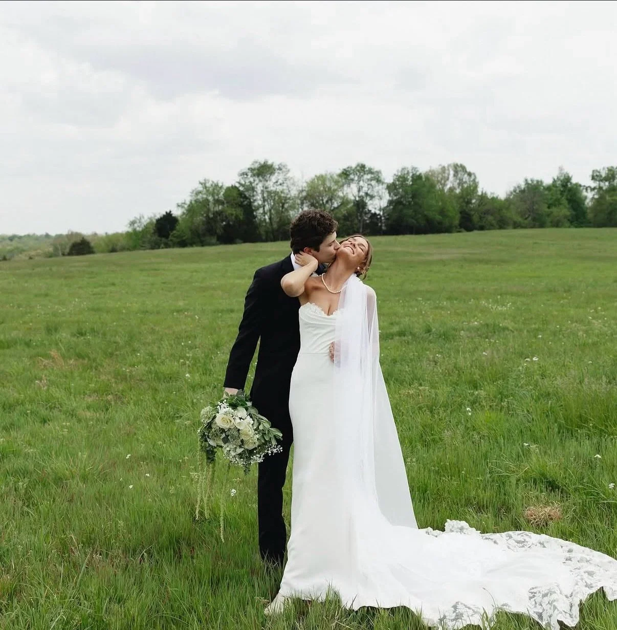 Wait, why is this the perfect spring wedding moment?

The lush green grass. The wild bouquet. The dress. The way he can&rsquo;t stop kissing her! We love every detail!
🤍🤍🤍

&bull;&bull;&bull;
📸- @emilyybrookephoto
CC Bride @_jennasites
Wedding dr
