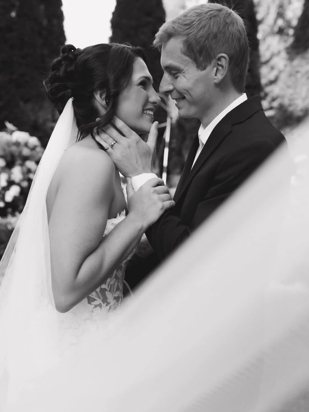 A Love Story in Black &amp; White
🖤🤍

&bull;&bull;&bull;
📸- @natalie.ann.photos
CC Bride @ashl3yfinch77
Thane dress by @madilanebridal

#realwedding #kentuckybride #blackandwhitephotography #realbride #bridalstyle