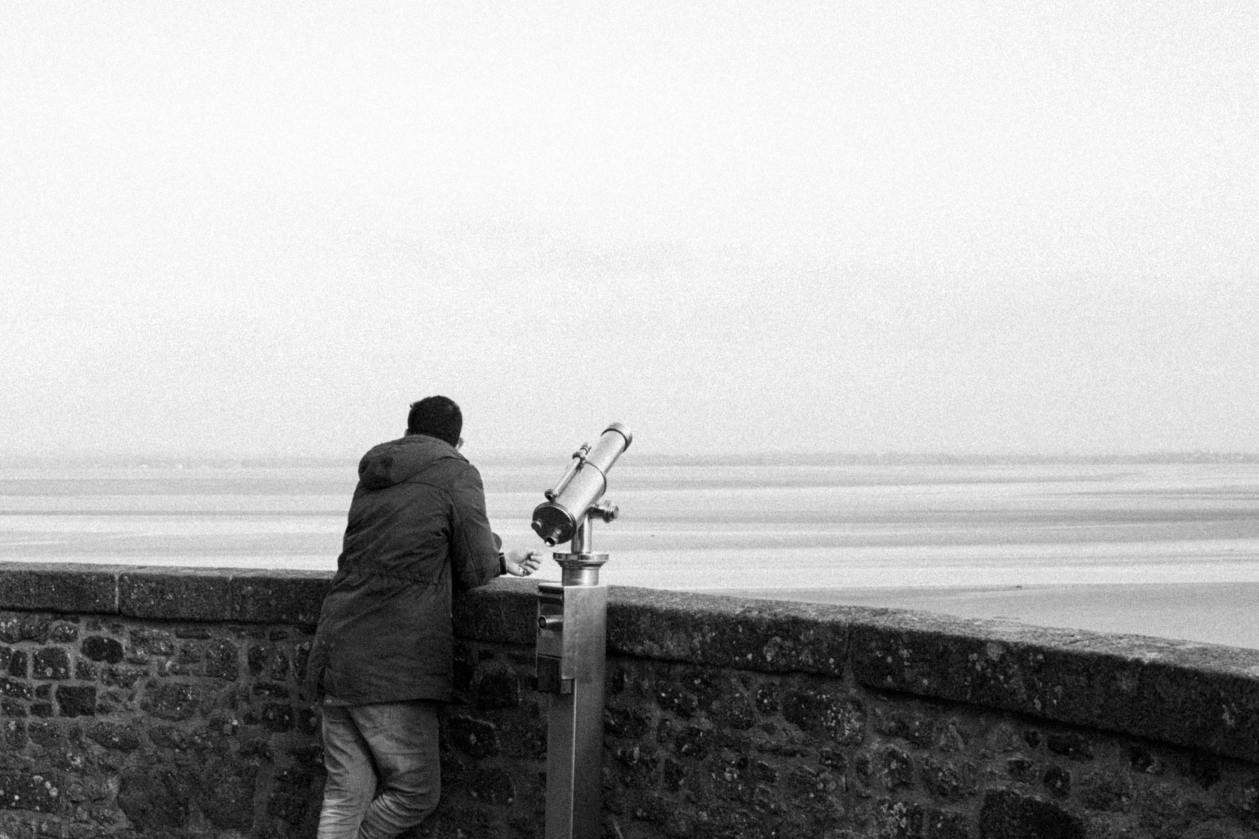 L'Homme et la mer Homme libre, toujours tu chériras la mer! La mer est ton miroir; tu contemples ton âme Dans le déroulement infini de sa lame, Et ton esprit n'est pas un gouffre moins amer. Tu te plais à plonger au sein de ton image; Tu l'embrasses des yeux et des bras, et ton coeur Se distrait quelquefois de sa propre rumeur Au bruit de cette plainte indomptable et sauvage. Vous êtes tous les deux ténébreux et discrets: Homme, nul n'a sondé le fond de tes abîmes; Ô mer, nul ne connaît tes richesses intimes, Tant vous êtes jaloux de garder vos secrets! Et cependant voilà des siècles innombrables Que vous vous combattez sans pitié ni remords, Tellement vous aimez le carnage et la mort, Ô lutteurs éternels, ô frères implacables! Charles Baudelaire
