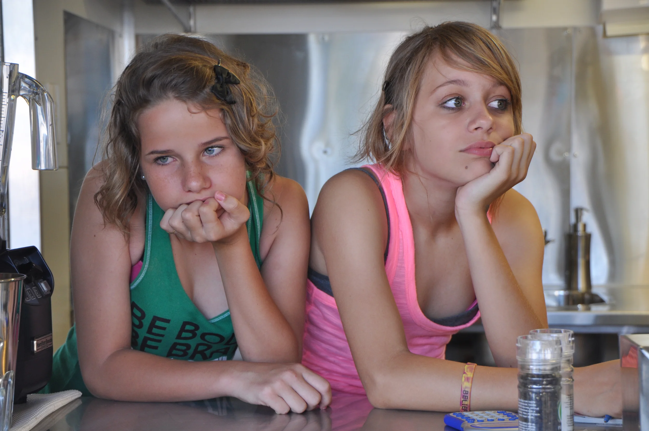 Hands : 2 teenage girls @ kiosk.jpg