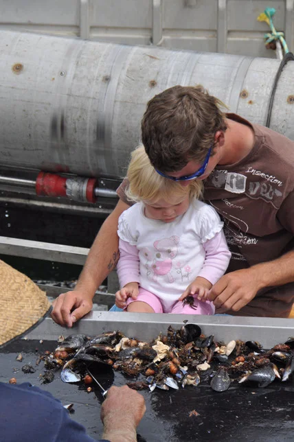 Hands_GirlWithDadsCrab_Web_082015.jpg