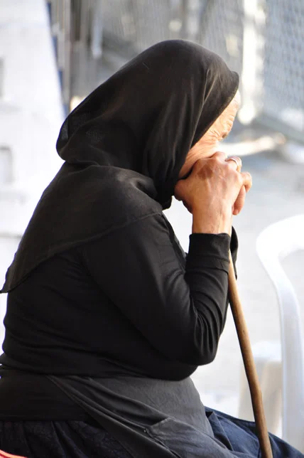 Hands_OldLadyInBlack_Web_082015.jpg