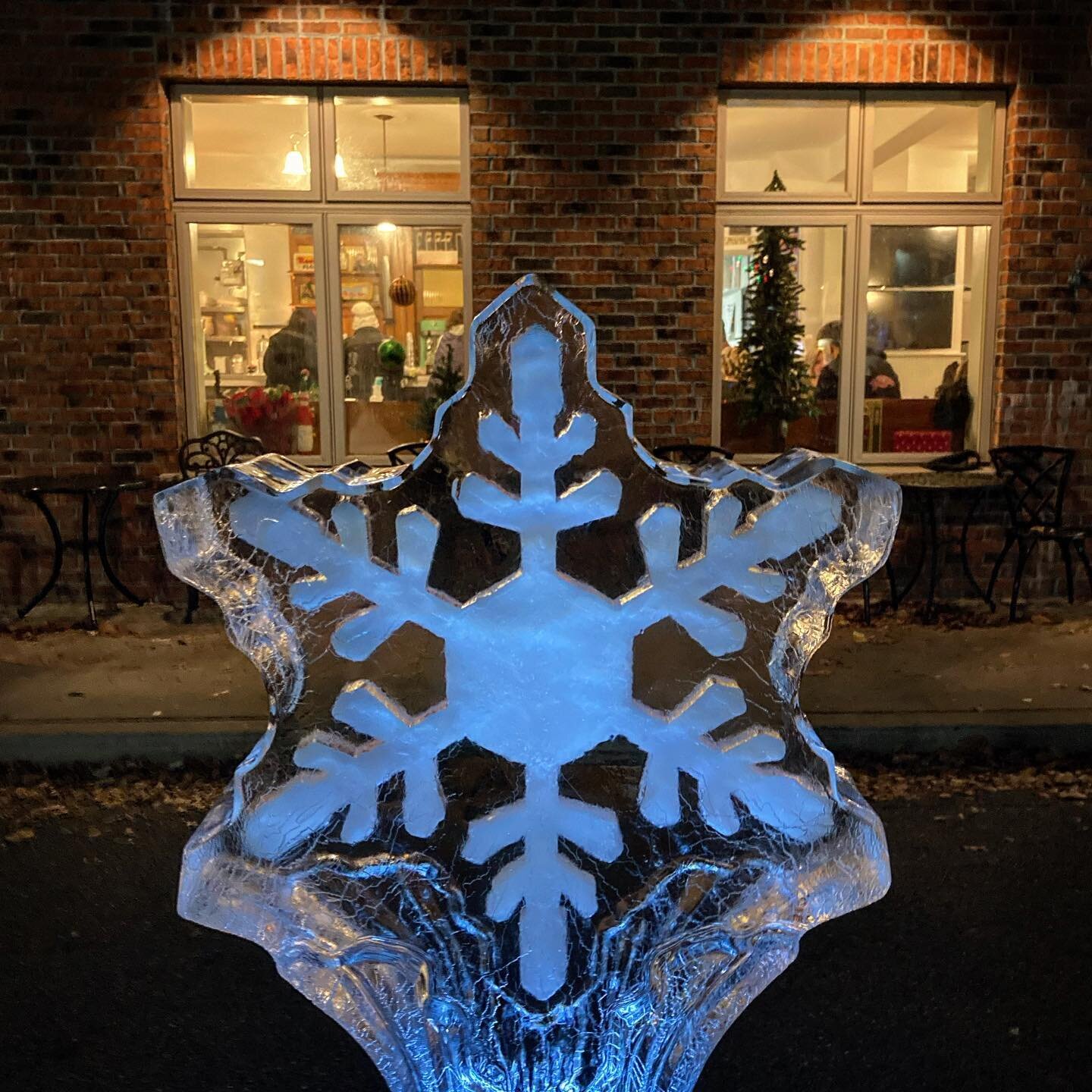 ❄️ #IceIceBerlin was so festive &amp; fun tonight! 🤩 Come check out all the gorgeous #icesculptures tomorrow for #SmallBusinessSaturday!