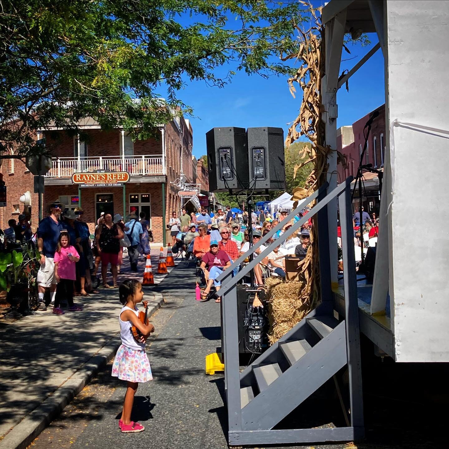 🎻 The CUTEST &lsquo;lil fiddler waiting to go on stage this morning 💕 

It&rsquo;s a gorgeous day here in #BerlinMD - come on down for the #FiddlersConvention! 🌞