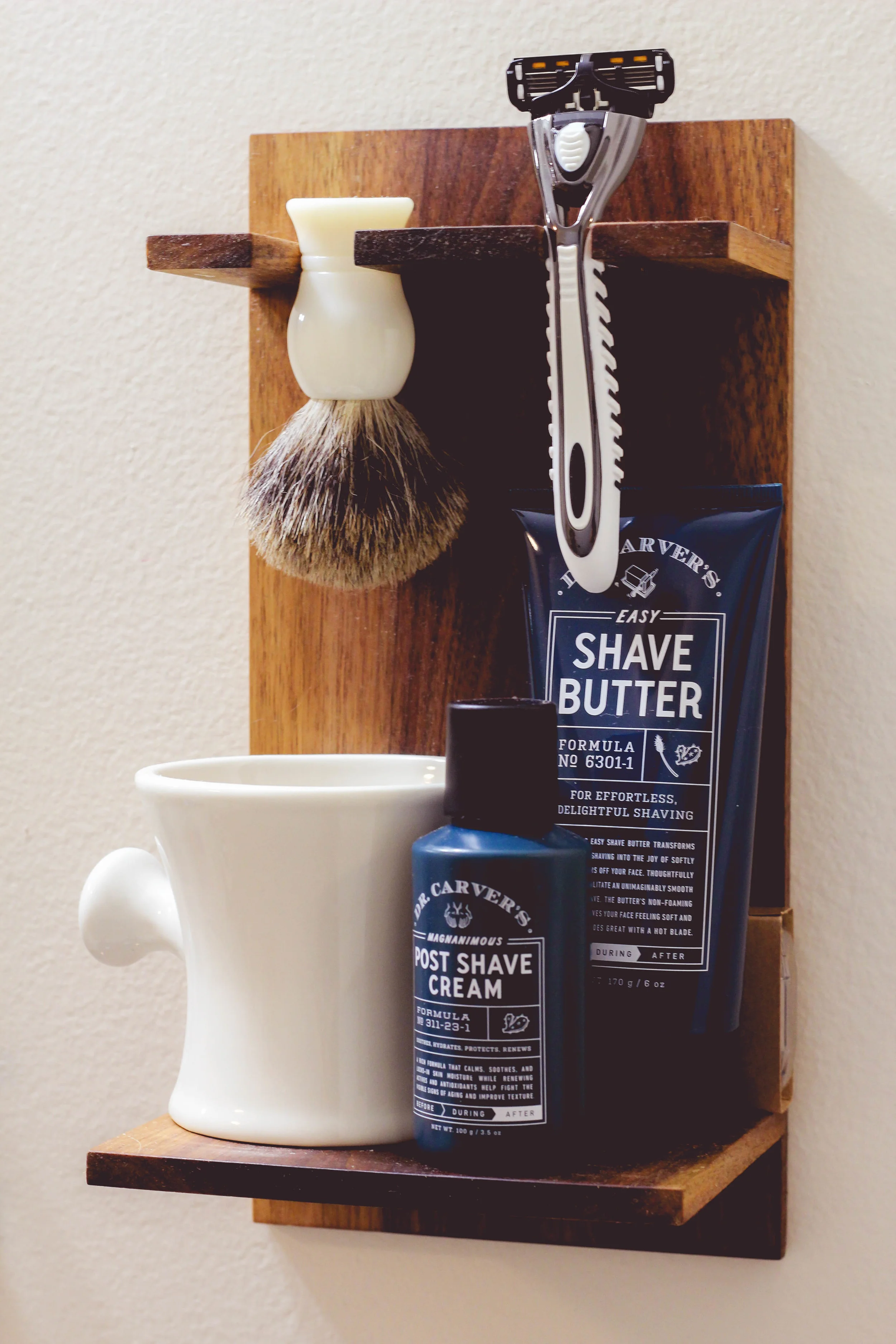 Wall-mounted shaving organizer