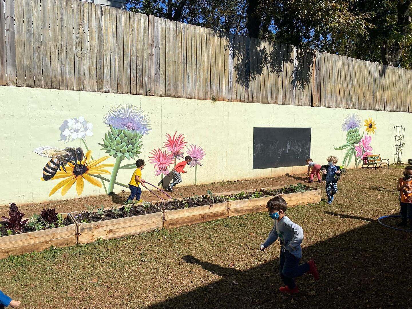 Let&rsquo;s explore our brand new outdoor classroom and gardens! 👩🏼&zwj;🌾🌸🌿

Featuring a greenway to run around, many flower boxes to tend to plants of call kinds and even an outdoor chalkboard, our outdoor classroom is one of our favorite parts