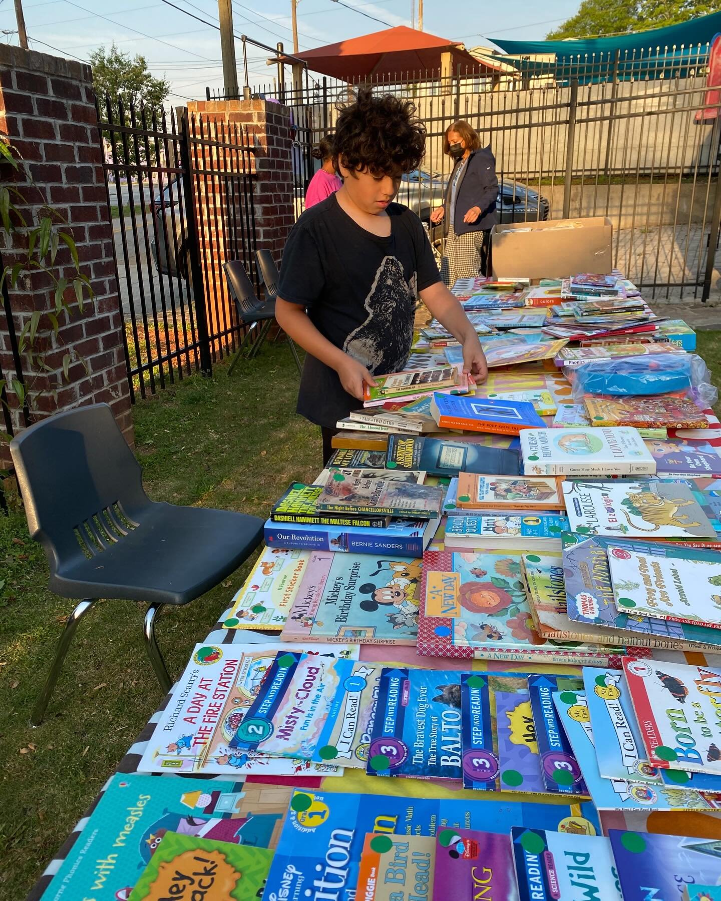 Upper Elementary Book Fair!
Our students are hosting a used book fair to raise money for their upcoming spring camping trip! Come browse a fantastic selection of gently loved books and support their adventure into nature. Every purchase helps bring t