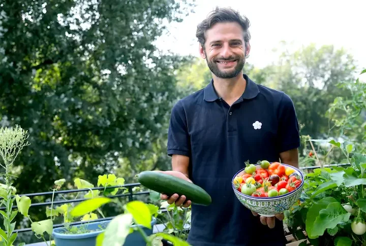 Patrick Vernuccio holding a harvest from his productive garden, photo by Sabine Gudath
