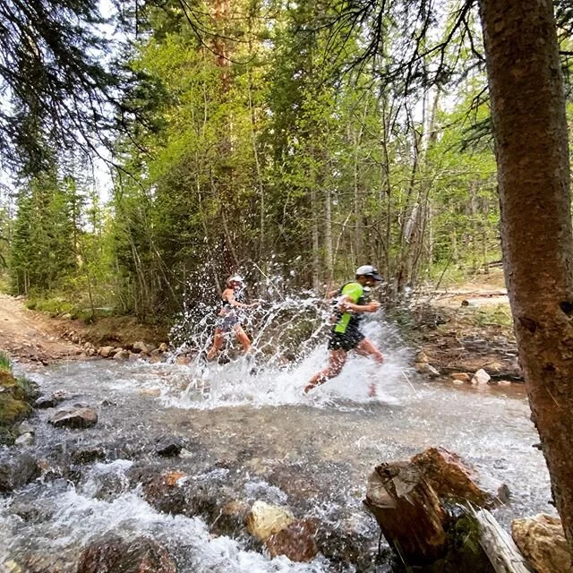 ⁣One of the highlights of mud season! 🏃&zwj;♀️ 🏃🏽 💦 ⁣#gettingsplashed ⁣
📷: @zbosworld ⁣⁣
⁣⁣
@camelbak @cepcompression @brooksrunning @therealsaltstick @spring_energy @rapidreboot @drinkdripdrop ⁣@combatreadytape⁣
⁣⁣
#mountainviews #mountainrunni