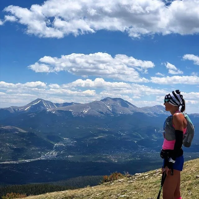 It is a magical feeling to take in a view that you discovered with your own two feet! 🏔 🏃&zwj;♀️ ⁣
⁣
📷: @zbosworld⁣
⁣
@brooksrunning @lekiusa @drinkdripdrop @camelbak  @avalon7 @therealsaltstick @combatreadytape @flynutrition3 @rapidreboot @spring