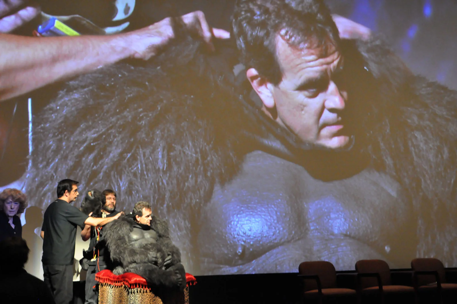 22_Tom_Gorilla_Pupetteers_Projection.jpg