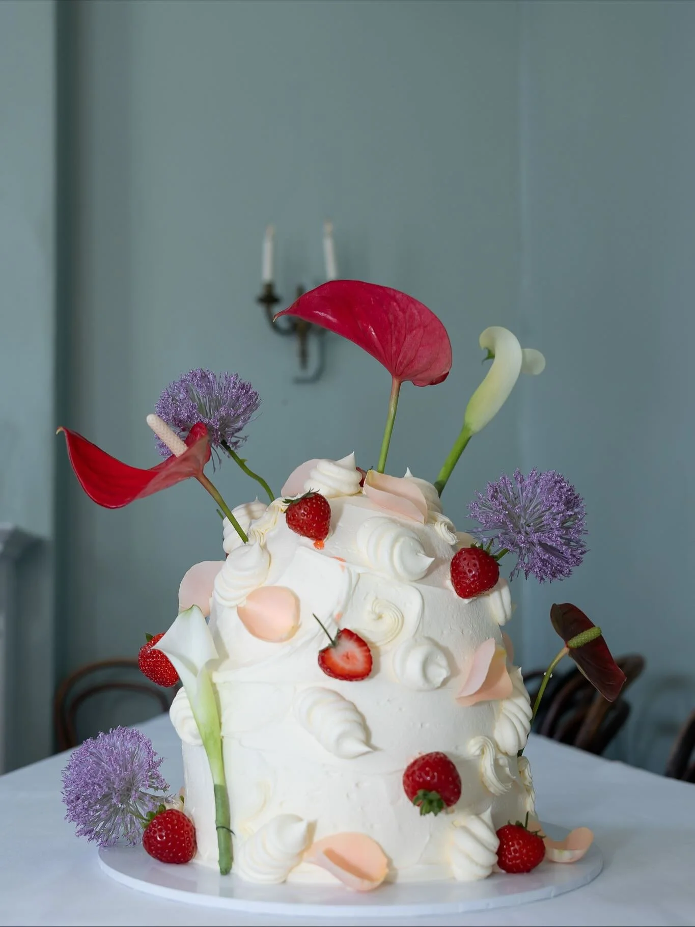 When a cake is this gorgeously original it definitely deserves its own spot on the grid.  Lovingly designed and created by a friend of the bride. ❤️
Registry: @sayidoislington
Recption Venue:  @thedrapersarms