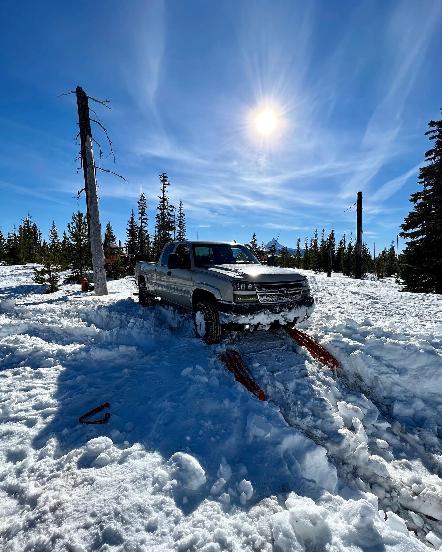 The last chapter of the Christmas Tree Truck saga has come to a happy conclusion. After a great deal of effort from @budnixon, @caseyladelle and the rest of our little recovery team we were able to free @e.r.i.c_r.m.r.z &rsquo;s truck before the next