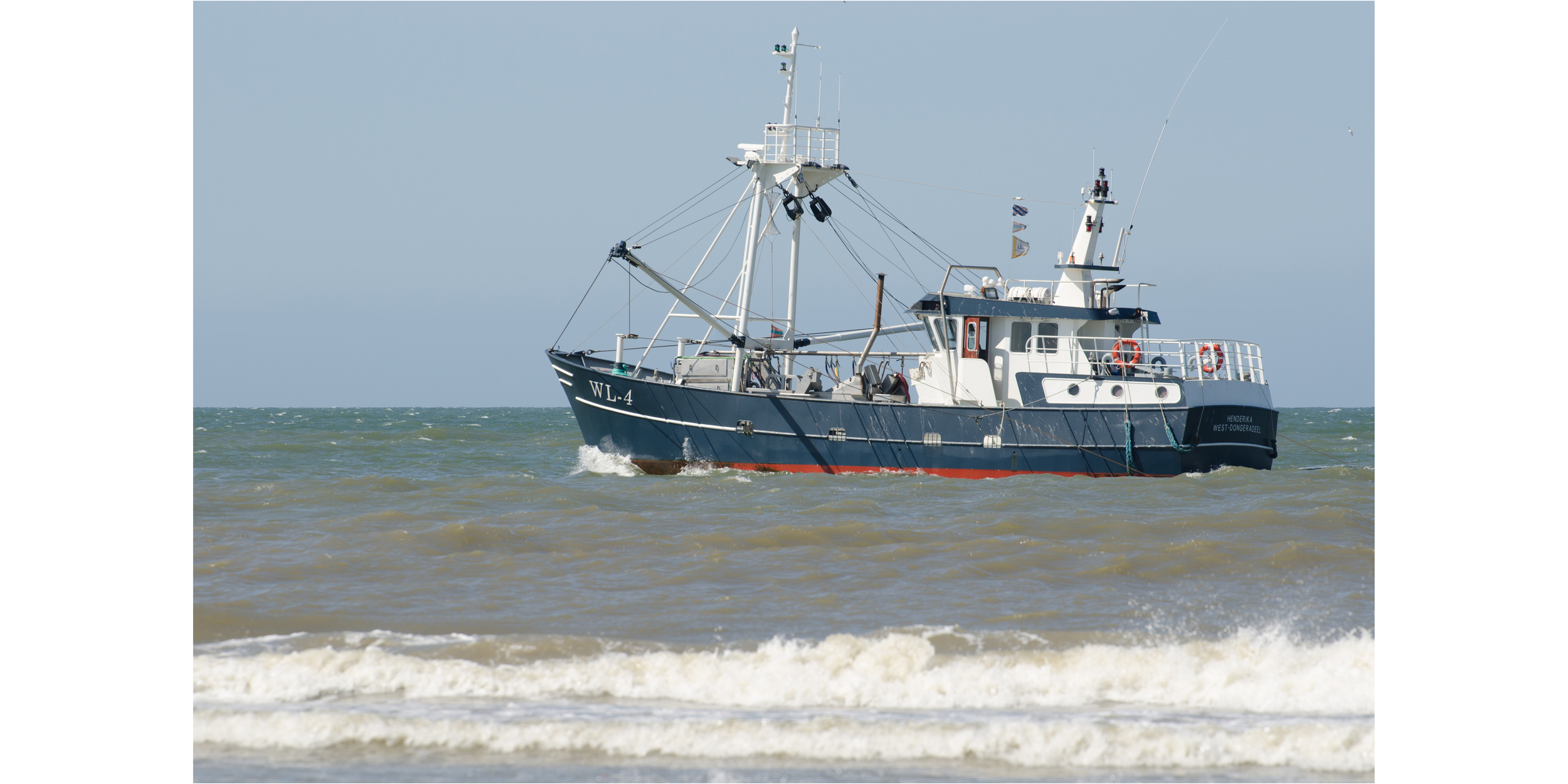 Vissersboten voor de kust van Ameland