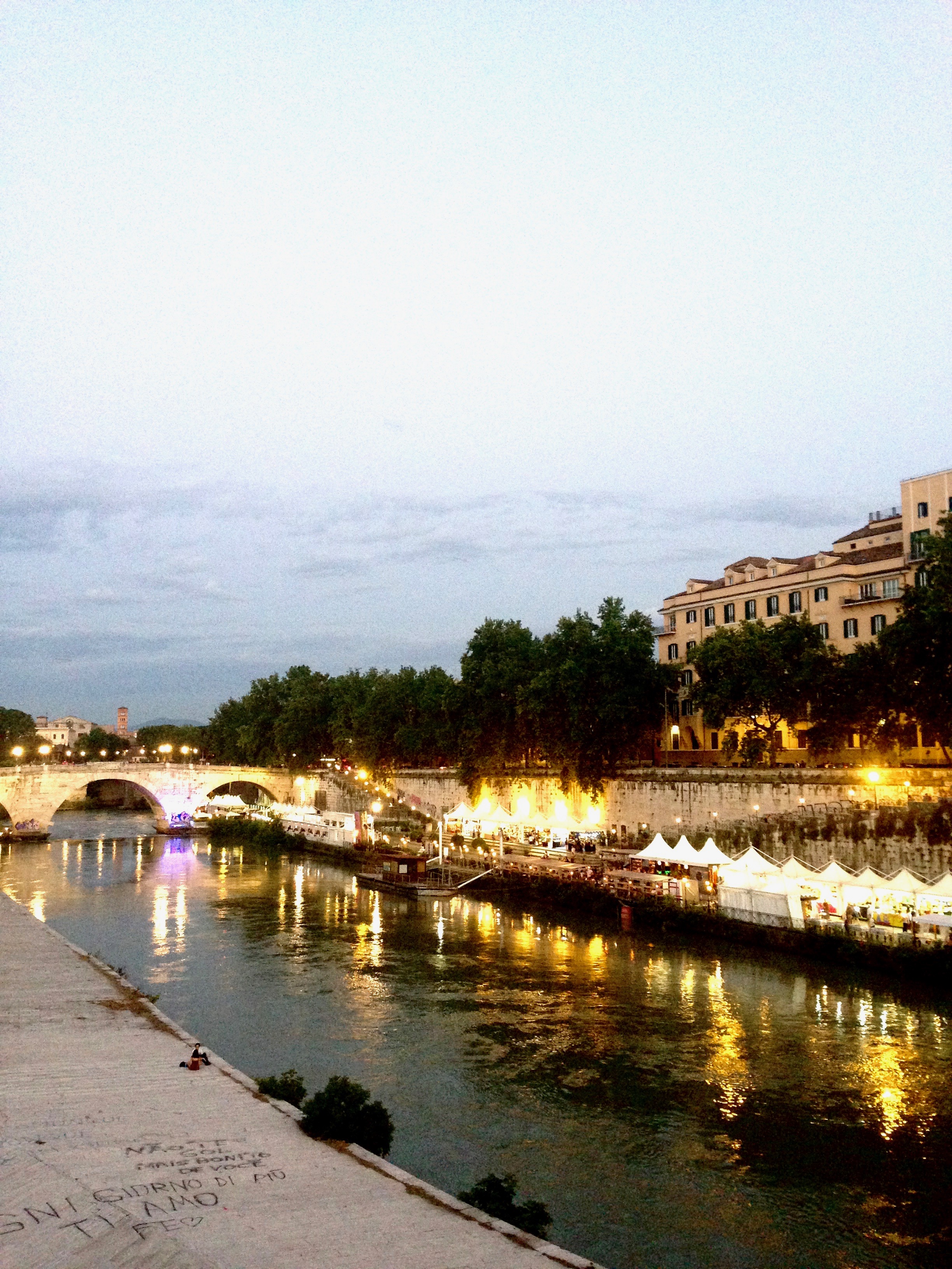 walk along the river in Rome: good activity between meals.