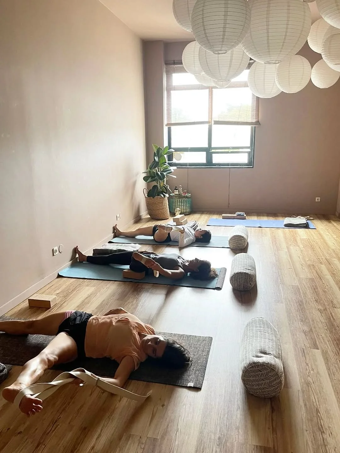 It's friday, I'm in @omlabstudio 🙌 
.
.
.
.
.
.
.
#yoga #iyengaryoga #iyengaryogaporto #iyengaryoga_leonor #bksiyengar #patanjali #yogaonline #yogalove #yogalife #yogaeverywhere