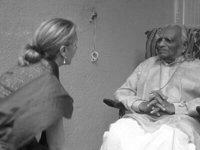 Leonor Castilho with BKS Iyengar in India