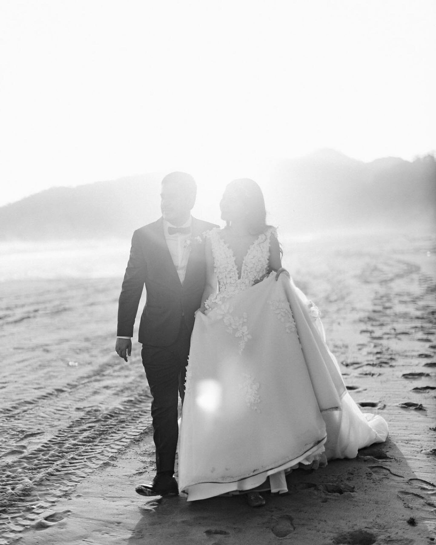 Por m&aacute;s atardeceres a la orilla Del Mar 🌊 

WP @wpmfcuevas 

-
#destino #destinowedding #destinoweddings #destinoweddingphotography #wedding #bodaspetite #bodas #bodasmexico #hermoso