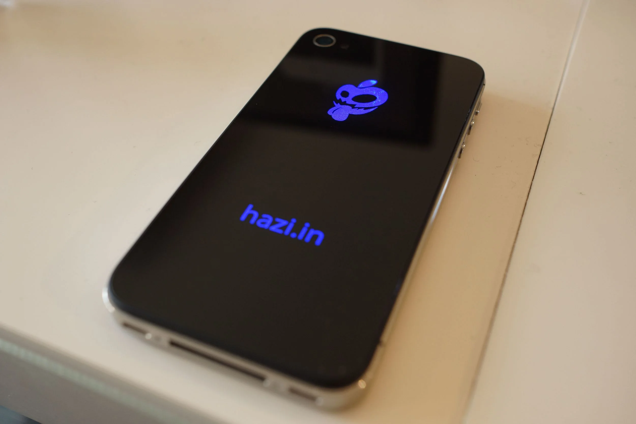 ステマ Iphoneの背面を光らせて オリジナルiphoneに Hazi
