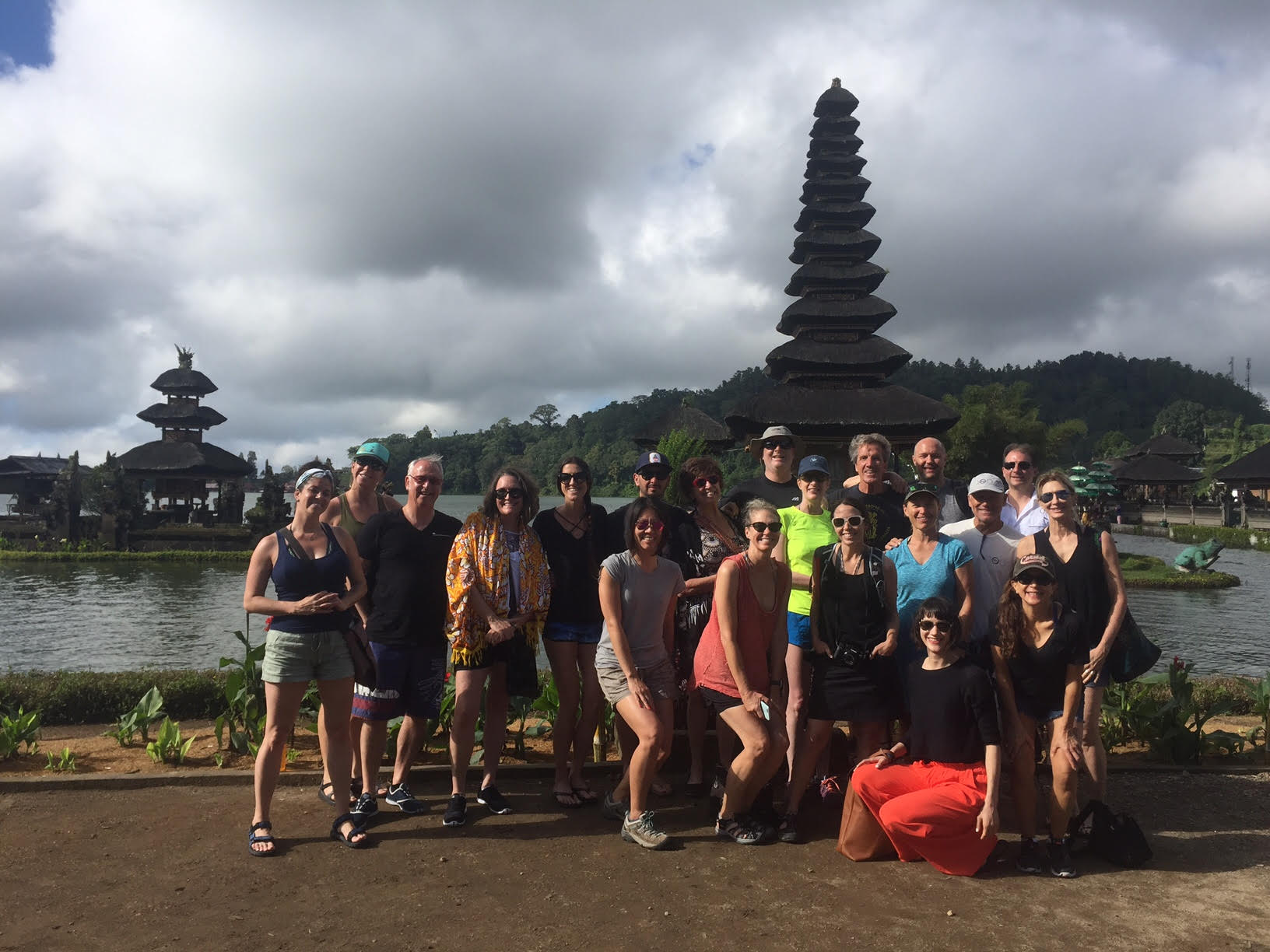 Group Pic at Ulun Danu.jpg