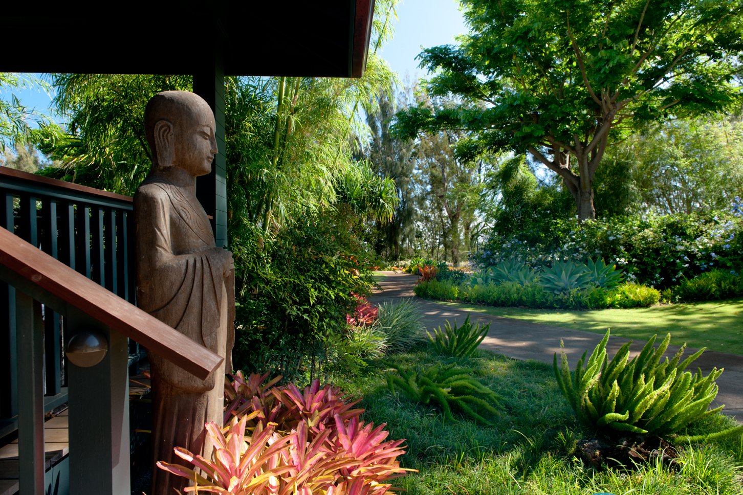 Statue &amp; Gardens | Yoga Retreat | Maui