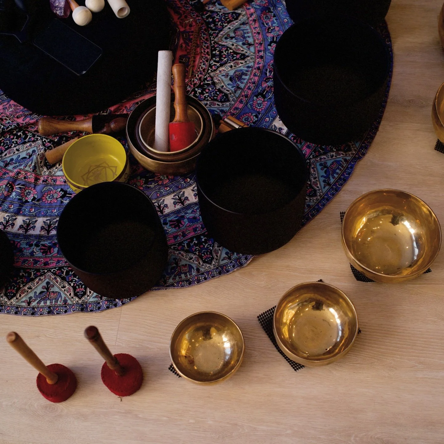 They say it takes about 10,000 hours to master a skill. Julian Desta has been offering sound healings in Richmond for over a decade and certainly has dedicated many hours of fine tuning the Elemental Sound Healings experience that we bring to you wit