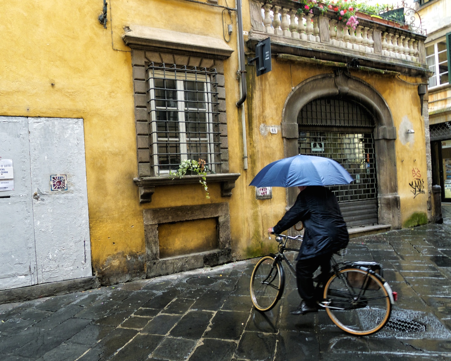 A man, a bike and a wall – a rainy day in Lucca, Italy.