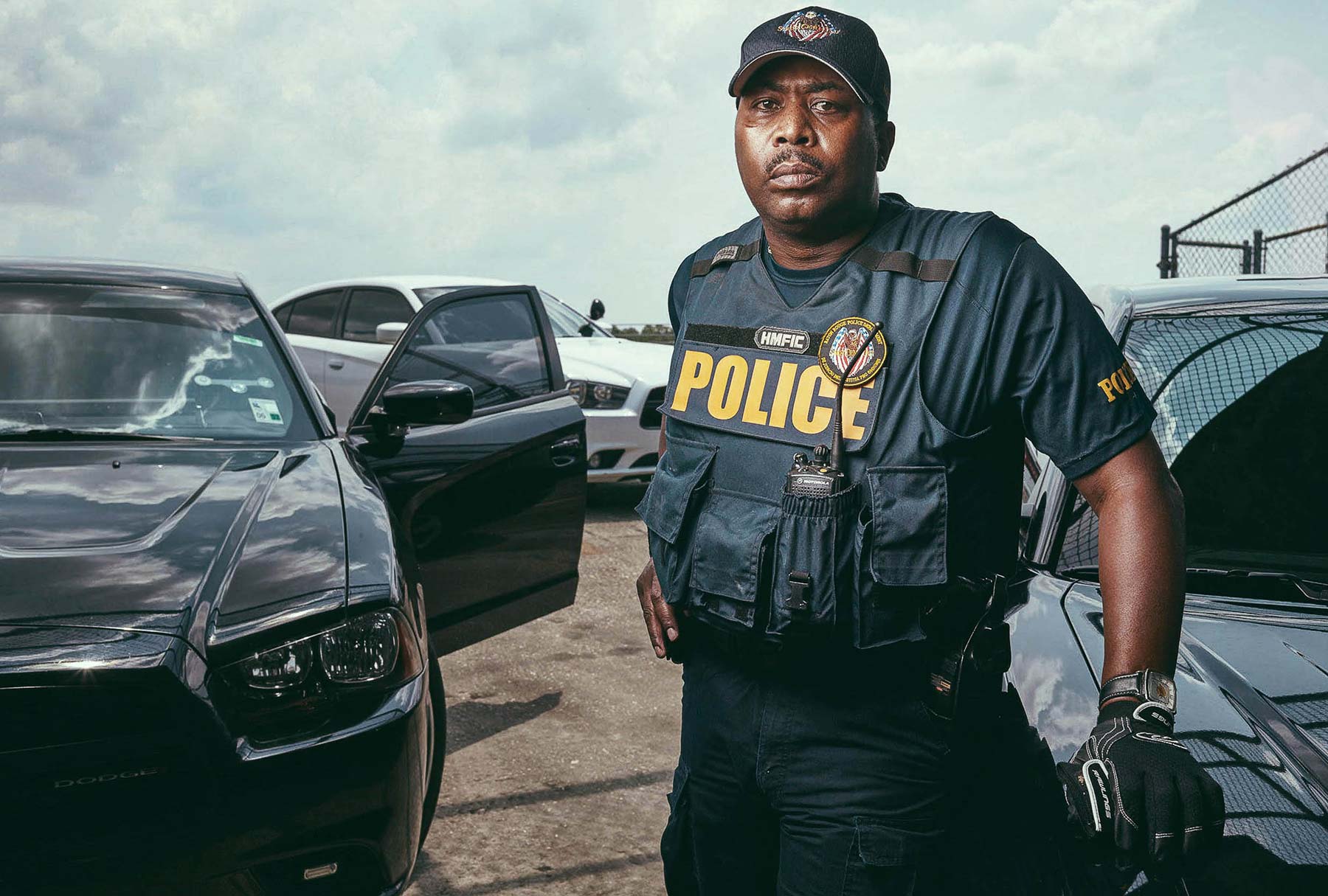 Темнокожий полицейский. Чернокожий полицейский. Красивые темнокожие полицейские. Черные копы. Афроамериканский полицейский.