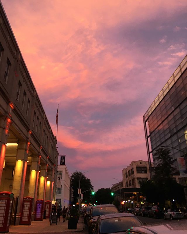 We were all pink on fire for about one flushed glowing minute tonight after the sun set, before the sky drained: what a gift to see so much beautiful valleyed sky out here in sweet sweet Queens, our royal hamlet🌐❤️🔥
.
.
.
#queens #kaufmanastoriastu