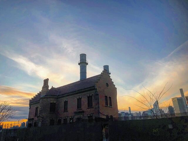 landmarked in 1982 and maintained by citibank (who currently hide it behind a ten-foot barbed wire fence😖), the gingerbread-house new york architectural terra cotta works building (built in 1892) sits at the queens side base of the queensboro bridge