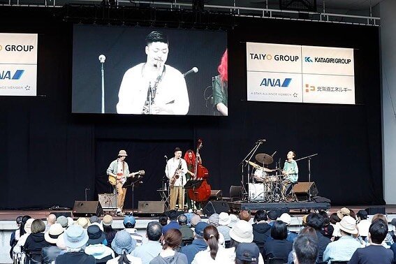 [8.28 Shun Ishiwaka &amp; Friends at Sapporo City Jazz North Jam Session ] 

Shun Ishiwaka (ds) @shun_ishiwaka 
May Inoue (gt) @mayinoue0514 
Shin Sakaino (b) @sinsuckiknow 

小中学生時代にビッグバンドで演奏した思い出のステージに15年ぶりに出演しました。天気にも恵まれて最高の時間でした🙏

THANK YOU SAPPO