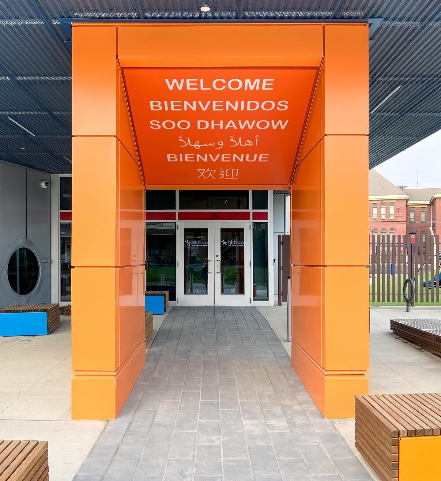 Hilltop Early Learning Center&rsquo;s entrance, which greets you with &lsquo;welcome&rsquo; in a multitude of languages. 🌍✨
&bull;
&bull;
&bull;
&bull;
#bbcodesign #architecture #interiors #interiordesign #design #bbco #columbus #minorityfirm #woman