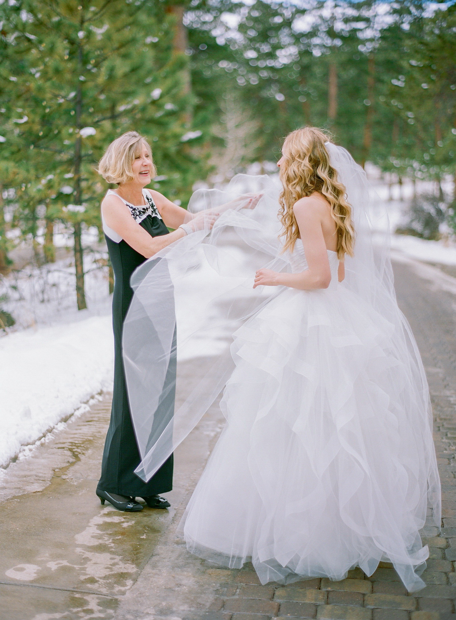  Winter Wedding in Estes Park, Colorado | Della Terra Mountain Chateau | Reem Acra Eliza Wedding Dress | Photography by Shannon Von Eschen 